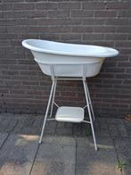 Wit vintage babybadje in witte standaard, Gebruikt, Badje, Standaard, Ophalen