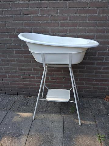 Wit vintage babybadje in witte standaard  beschikbaar voor biedingen