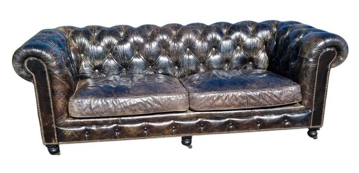 Industriële Chesterfield bank vintage zwart leer + BEZORGING, Huis en Inrichting, Banken | Bankstellen, Gebruikt, Rechte bank
