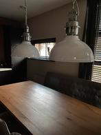2 grote witte metalen hanglampen, Huis en Inrichting, Lampen | Hanglampen, Ophalen, 50 tot 75 cm, Landelijk/industrieel, Zo goed als nieuw