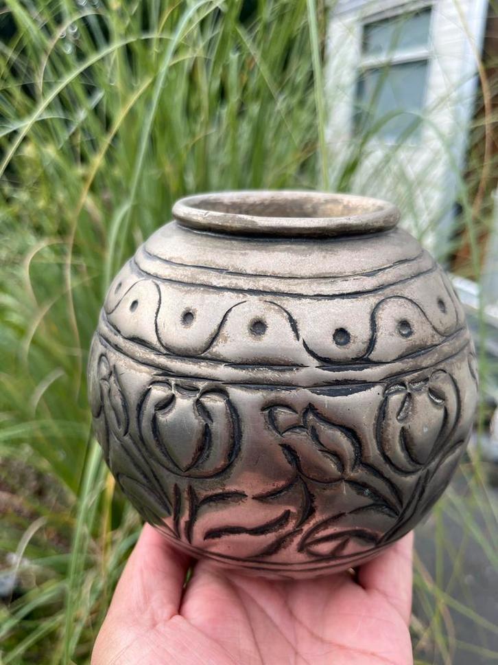 Antieke geciseleerde pot - Tulp motief, Huis en Inrichting, Woonaccessoires | Vazen, Gebruikt, Overige kleuren, Minder dan 50 cm