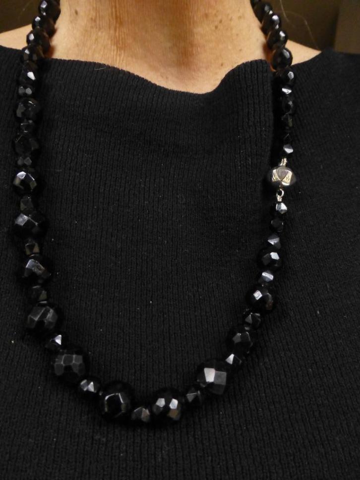 Collier Antieke handgeslepen Git + Antiek Zilveren Slot 67cm, Sieraden, Tassen en Uiterlijk, Antieke sieraden, Ketting, Zilver