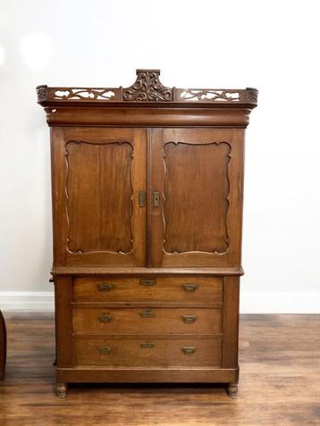 Antieke, ruime kledingkast # 9740 beschikbaar voor biedingen