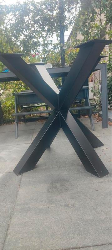 Stalen X poot voor rond tafelblad, voor binnen of buiten  beschikbaar voor biedingen