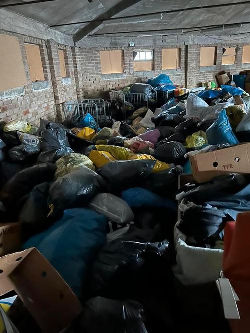 grote partij ongesorteerde  kleren schoenen ezt ezt, Diversen, Rommelmarktspullen, Zo goed als nieuw, Ophalen of Verzenden