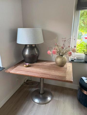 Bijzondere salontafel beschikbaar voor biedingen