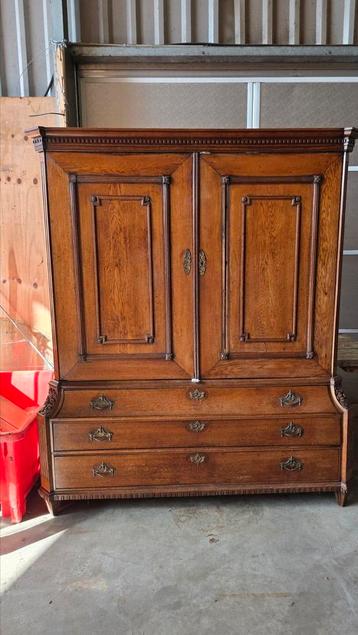 Eiken Hollands kabinet beschikbaar voor biedingen