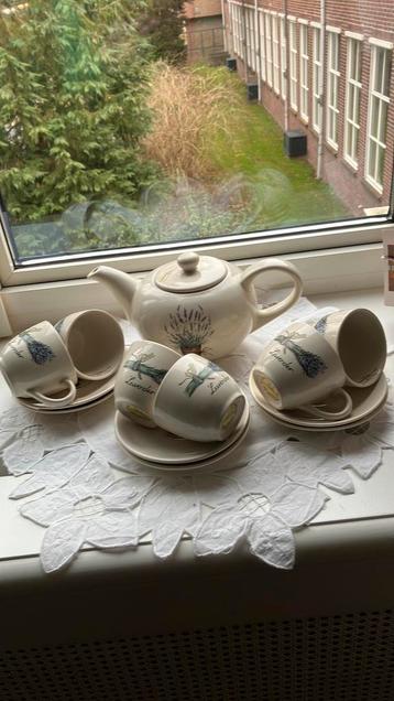 Jet ter Steege. Theepot + 6 kop en schotels. Lavendel. beschikbaar voor biedingen