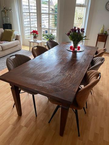 6 persoons houten tafel met stoelen beschikbaar voor biedingen
