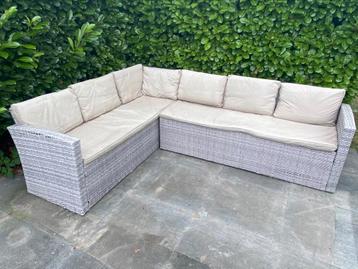 Tuinbank incl. kussens en tafel GRATIS! beschikbaar voor biedingen