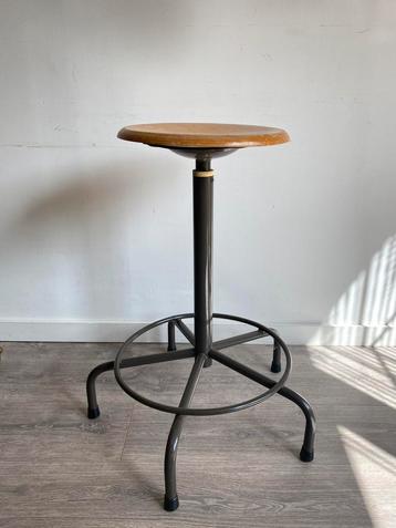 Vintage atelier kruk hoogte verstelbaar Ahrend cirkel (?)  beschikbaar voor biedingen