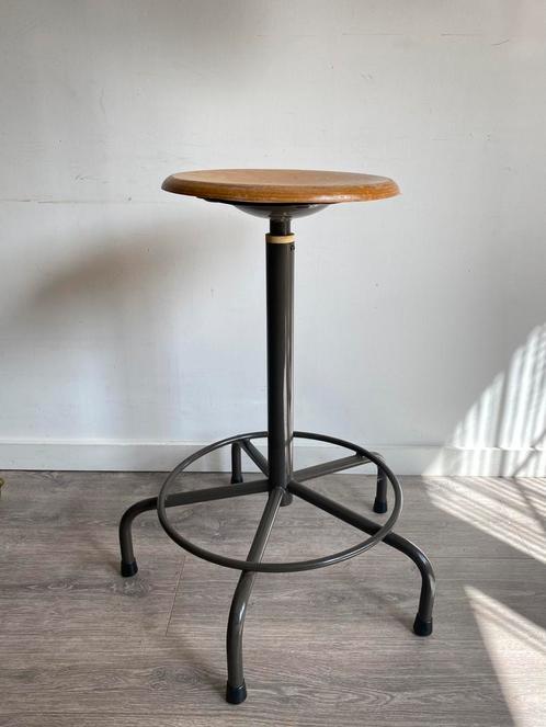 Vintage atelier kruk hoogte verstelbaar Ahrend cirkel (?), Huis en Inrichting, Krukjes, Gebruikt, Overige materialen, In hoogte verstelbaar