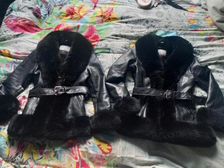 2 zwarte winterjassen met nepbont maat 122 128, Kinderen en Baby's, Kinderkleding | Overige, Zo goed als nieuw, Meisje, Ophalen of Verzenden