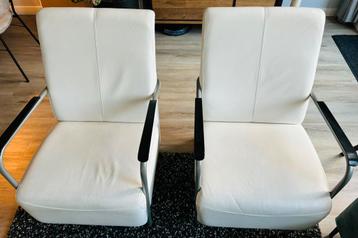 2 witte leren stoelen