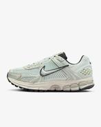 Nike Zoom Vomero 5 ‘Light Silver Chrome’ - maat 42.5, Kleding | Heren, Schoenen, Product.Safety.ENEA@nike.com, Overige kleuren