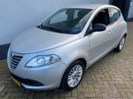 Lancia Ypsilon 0.9 TwinAir Silver Plus, Auto's, Lancia, Origineel Nederlands, Te koop, Zilver of Grijs, Benzine