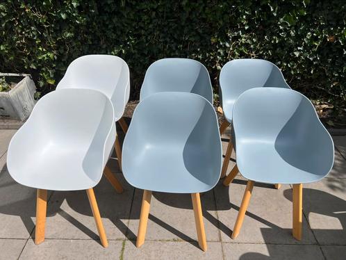 6 eetkamer stoelen - Grijs en wit, Huis en Inrichting, Stoelen, Gebruikt, Vijf, Zes of meer stoelen, Hout, Kunststof, Grijs, Ophalen