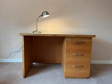 Vintage bureau beschikbaar voor biedingen