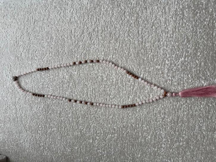 Rozenkwarts Mala Ketting - Meditatie & Healing, Sieraden, Tassen en Uiterlijk, Kettingen, Zo goed als nieuw, Steen of Mineraal