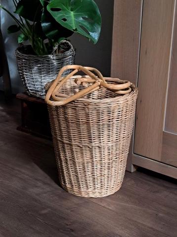 Rieten mand hoogte 38 cm,  2 bamboe kleerhangers  zie omschr beschikbaar voor biedingen