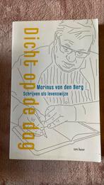 Marinus van den Berg - Dicht op de dag, Marinus van den Berg, Ophalen of Verzenden, Zo goed als nieuw, Overige onderwerpen
