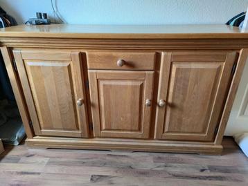 Gratis, licht eiken dressoir beschikbaar voor biedingen