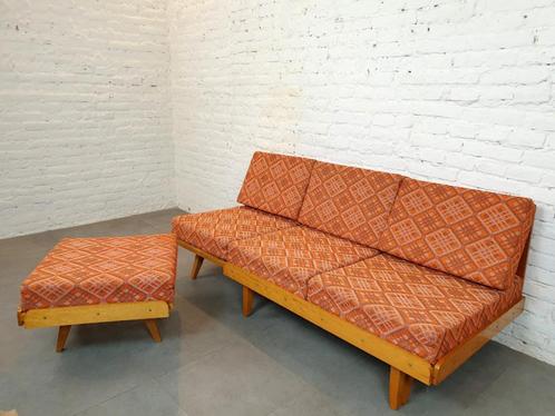 Slaapbank +Hocker uit 1960, 140X200 cm. in zeer goede staat, Huis en Inrichting, Slaapkamer | Slaapbanken, Gebruikt, 140 cm, 200 cm