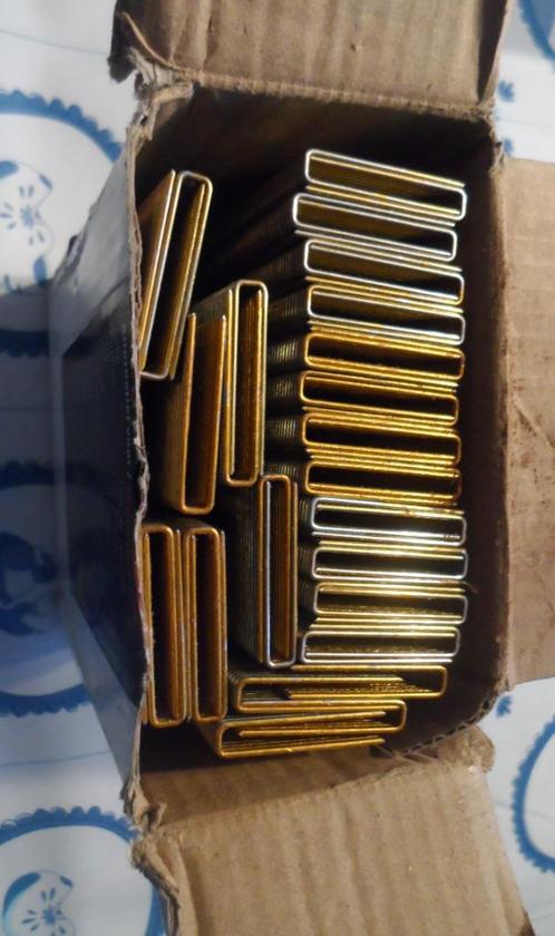 Te koop 4 dozen nieuwe nietjes., Doe-het-zelf en Verbouw, Gereedschap | Machine-onderdelen en Toebehoren, Nieuw, Ophalen of Verzenden