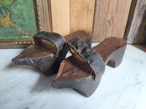 Prachtige oude houten dames klompjes met lederen riempje, Antiek en Kunst, Antiek | Kleding en Accessoires, Dames, Verzenden
