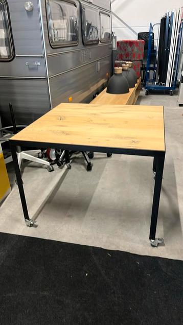 Tafel metalen frame in "zeer goede staat". 100x100x78 hoog