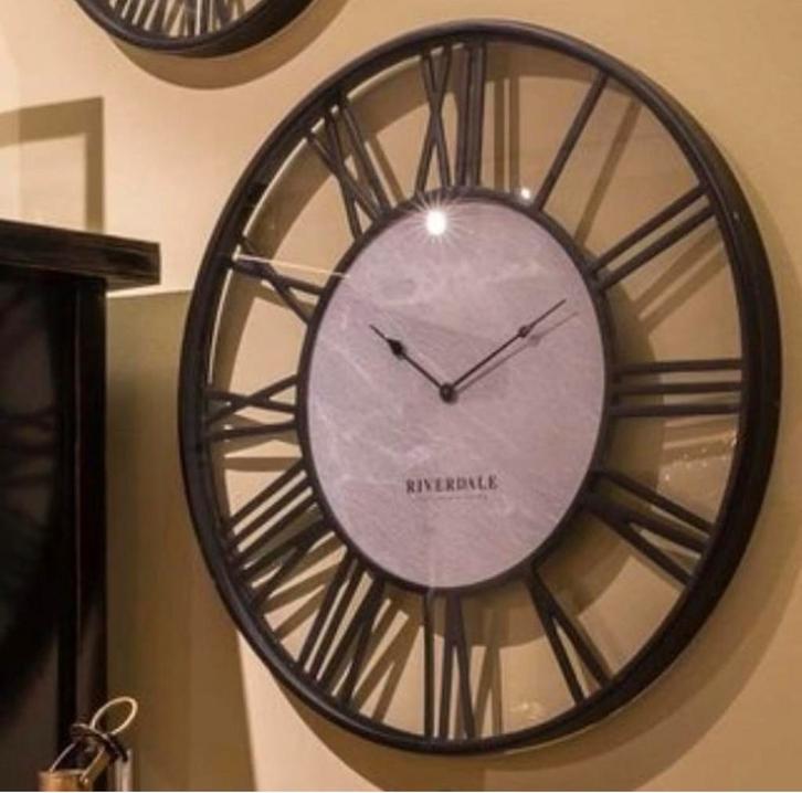 Riverdale Derby Wandklok 75 cm - Industrieel Design, Huis en Inrichting, Woonaccessoires | Klokken, Gebruikt, Wandklok, Analoog