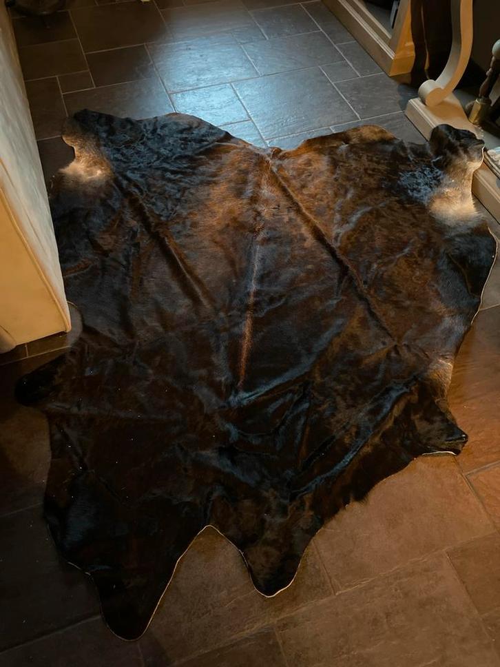 Zwart/Bruin Koeienhuid Vloerkleed, Huis en Inrichting, Stoffering | Tapijten en Kleden, Zo goed als nieuw, 150 tot 200 cm, Overige vormen