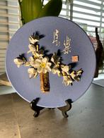 Prachtig blauw Oosters Bord 22 cm met 3-D bloemen in doos, Antiek en Kunst, Antiek | Keramiek en Aardewerk, Ophalen of Verzenden