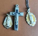 2 medallions van Lourdes en een kruisje (antiek), Sieraden, Tassen en Uiterlijk, Kettinghangers, Overige materialen, Gebruikt