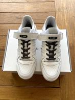 Nieuwe Handcrafted Adidas Forum Volvo EX30 Edition Sneakers, Kleding | Heren, Wit, Nieuw, Ophalen of Verzenden, Sneakers of Gympen