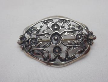 Zilveren vintage broche bloemen met blaadjes nr.829 beschikbaar voor biedingen