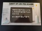 Light up led peg board inclusief 120 letters en cijfers, Ophalen of Verzenden, Zo goed als nieuw