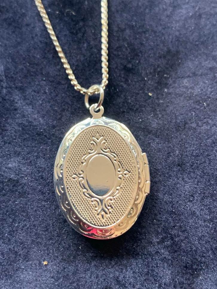 Verzilverde Medaillon Ketting, Sieraden, Tassen en Uiterlijk, Kettingen, Zo goed als nieuw, Zilver, Met hanger, Ophalen of Verzenden
