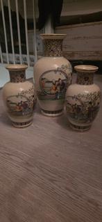 Drie Chinese porseleinen vazen met afbeeldingen, Antiek en Kunst, Antiek | Vazen, Ophalen of Verzenden