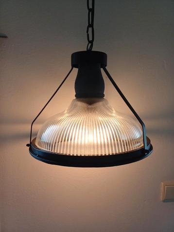 Industriele hanglamp met glazen kap. beschikbaar voor biedingen