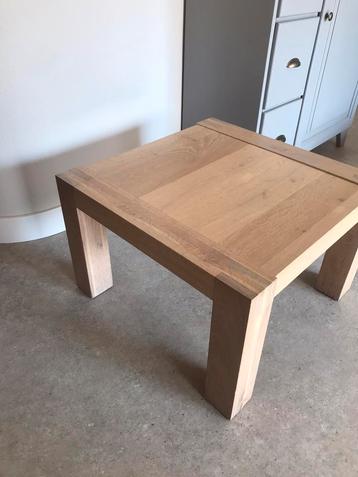 Stoere vergrijsde massief eiken salontafel beschikbaar voor biedingen