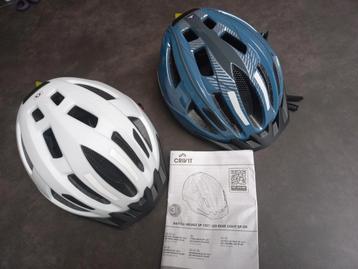 Nieuwe fietshelmen, witte L/XL en blauwe S/M beschikbaar voor biedingen