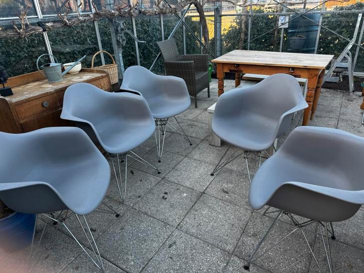 Stoelen voor binnen grijs taupe 5 stuks voor €50, Huis en Inrichting, Stoelen, Gebruikt, Vijf, Zes of meer stoelen, Kunststof