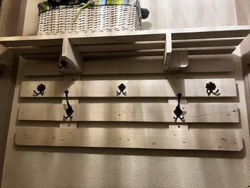 Houten Wandkapstok met Hoedenplank beschikbaar voor biedingen