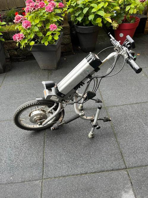 Electrische aankoppel bike voor de rolstoel met extra accu, Fietsen en Brommers, Elektrische fietsen, Gebruikt, 30 tot 50 km per accu
