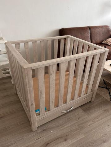 Babybox met boxkleed beschikbaar voor biedingen