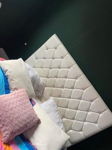 Diamanten Bed Wit + Matras (Kleine Beschadigingen) beschikbaar voor biedingen