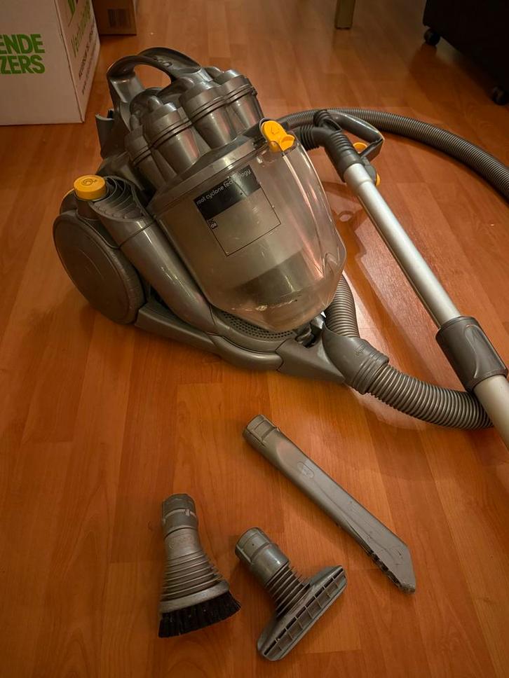 Dyson DC08 Stofzuiger met Accessoires, Witgoed en Apparatuur, Stofzuigers, Gebruikt, Stofzuiger, 1200 tot 1600 watt, Reservoir