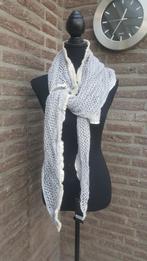 Lichtgrijze driehoek sjaal met zilverkleurig draadje, Kleding | Dames, Mutsen, Sjaals en Handschoenen, Ophalen of Verzenden, Nieuw