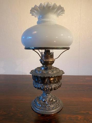 Antieke Olielamp beschikbaar voor biedingen